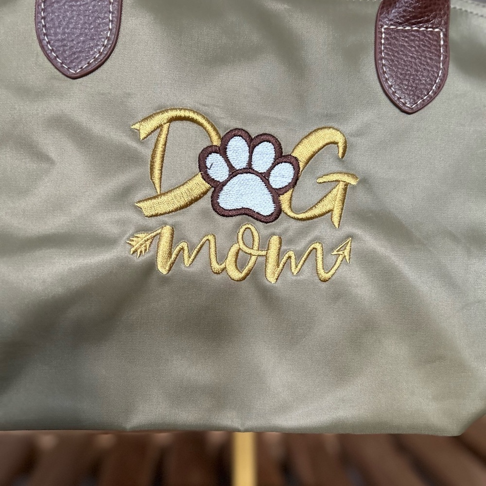☀️NWOT-Dog Mom Tote Bag Paw Print embroidered Zip Top - Picture 4 of 6